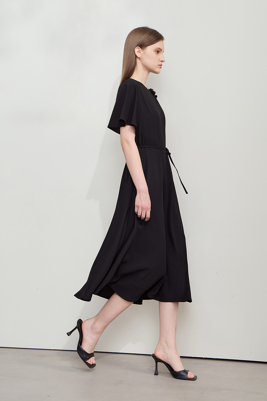 Asymmetric sleeve dress|AMII