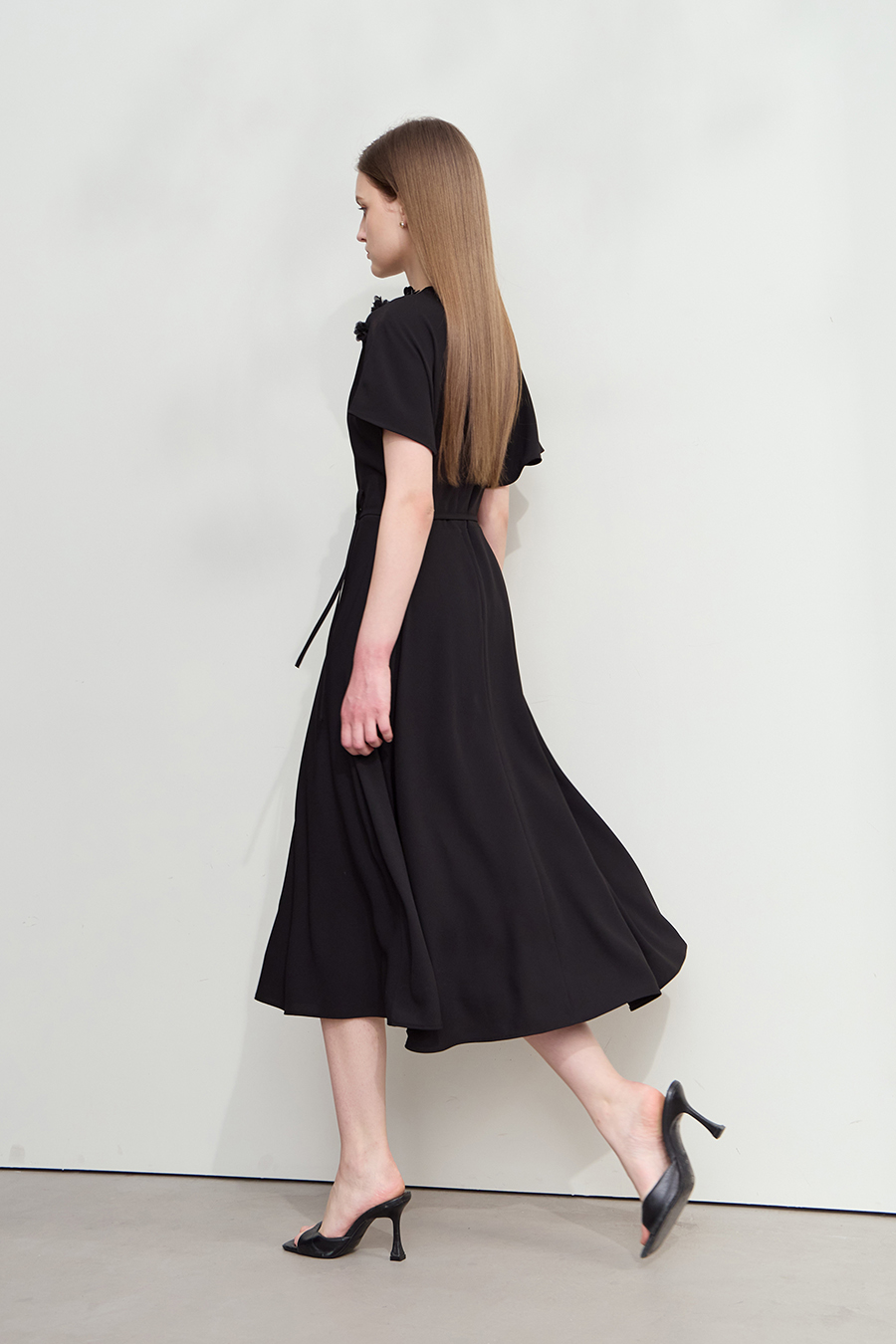 Asymmetric sleeve dress|AMII