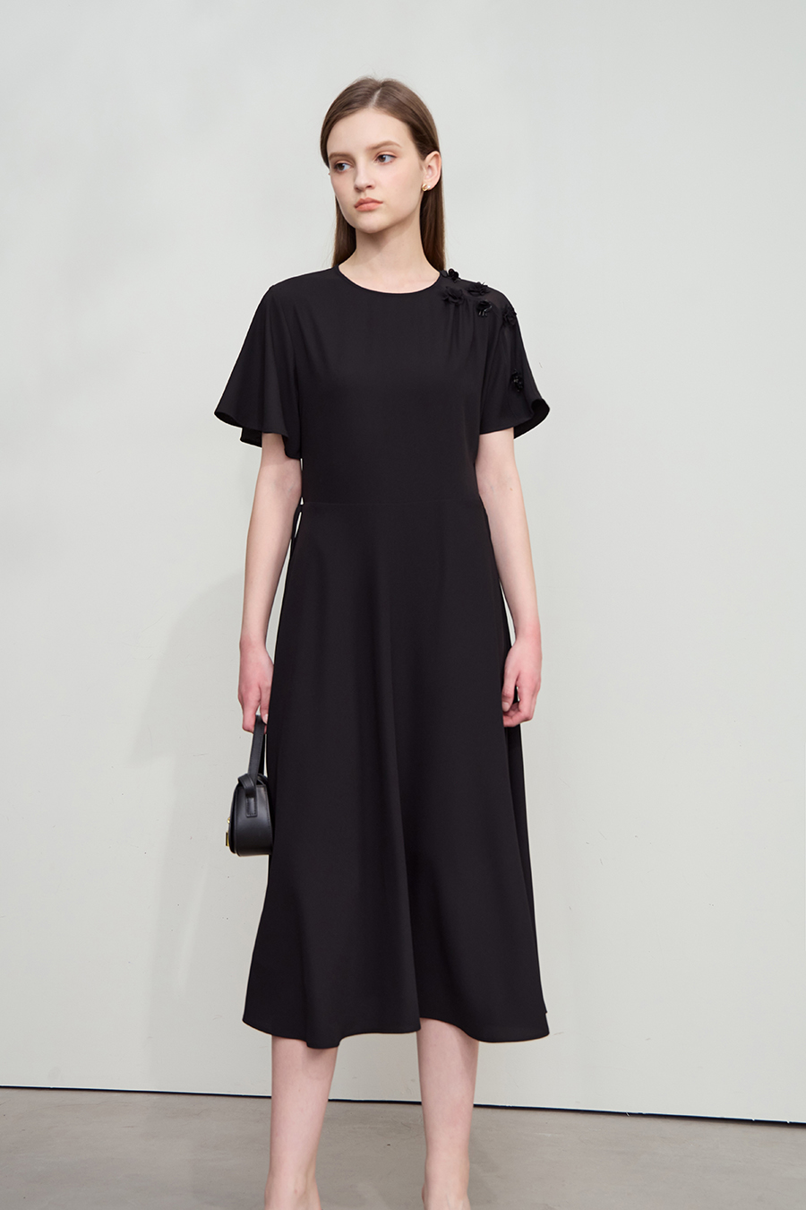 Asymmetric sleeve dress|AMII