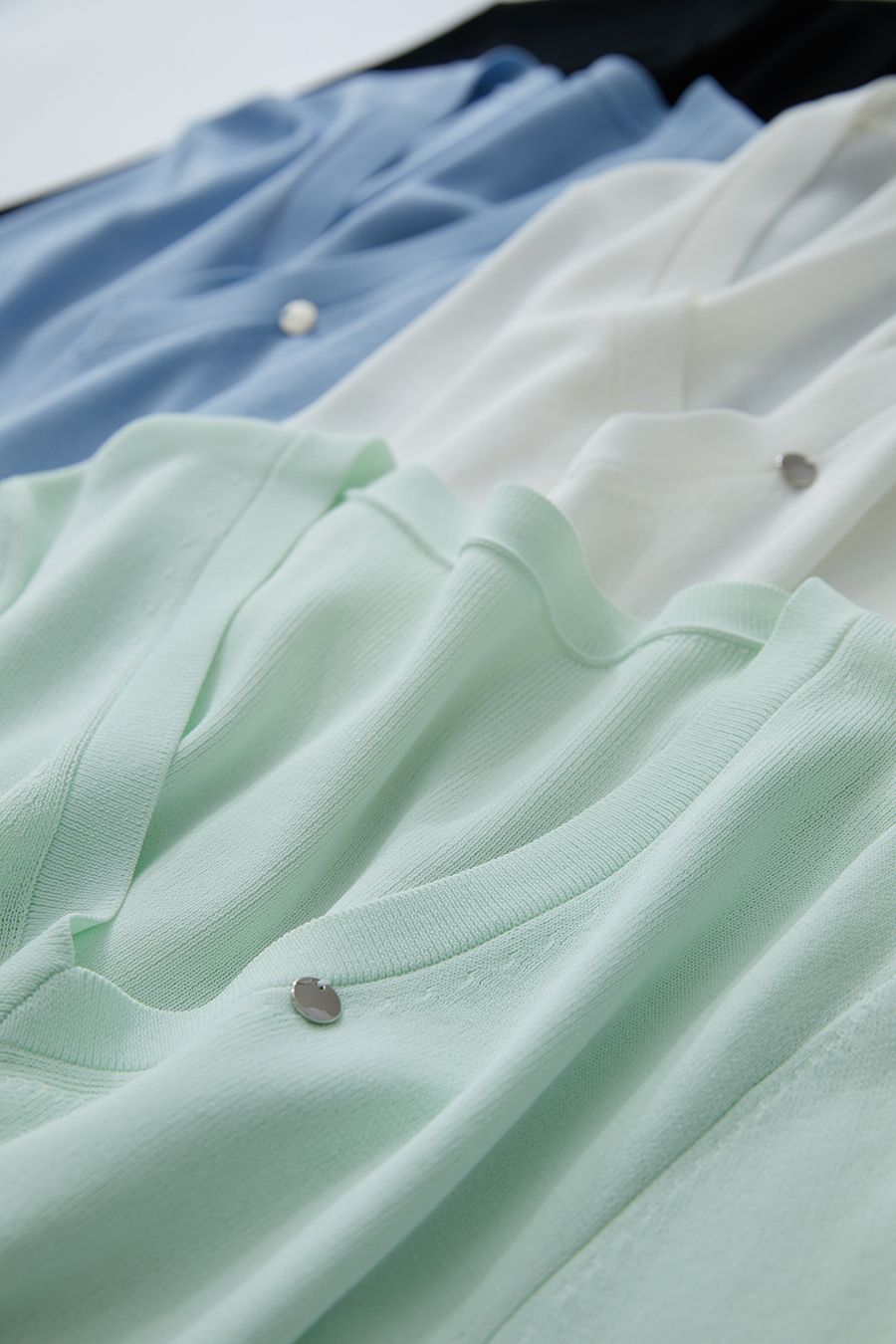 Slim Fit V-neck Knit Top