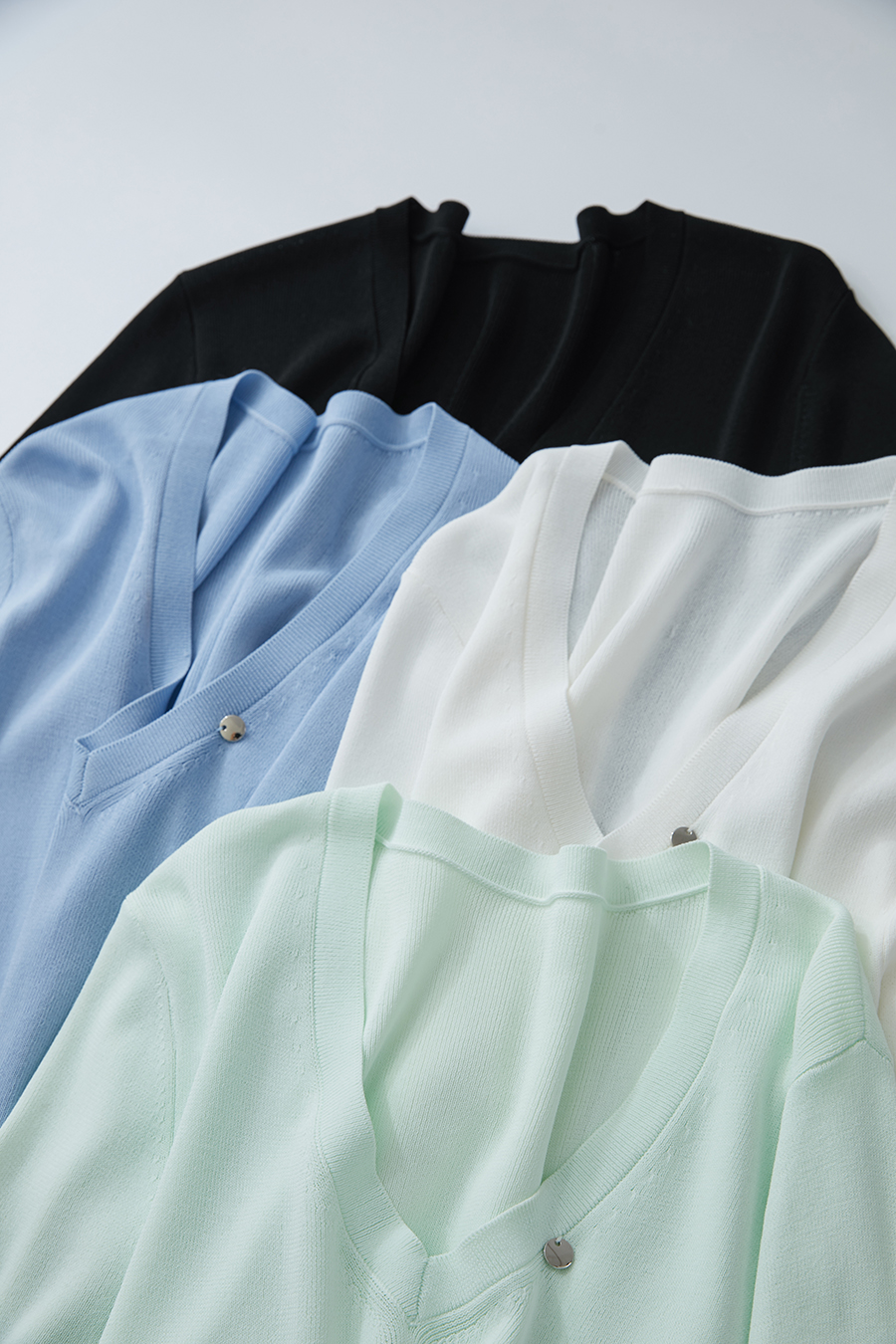 Slim Fit V-neck Knit Top