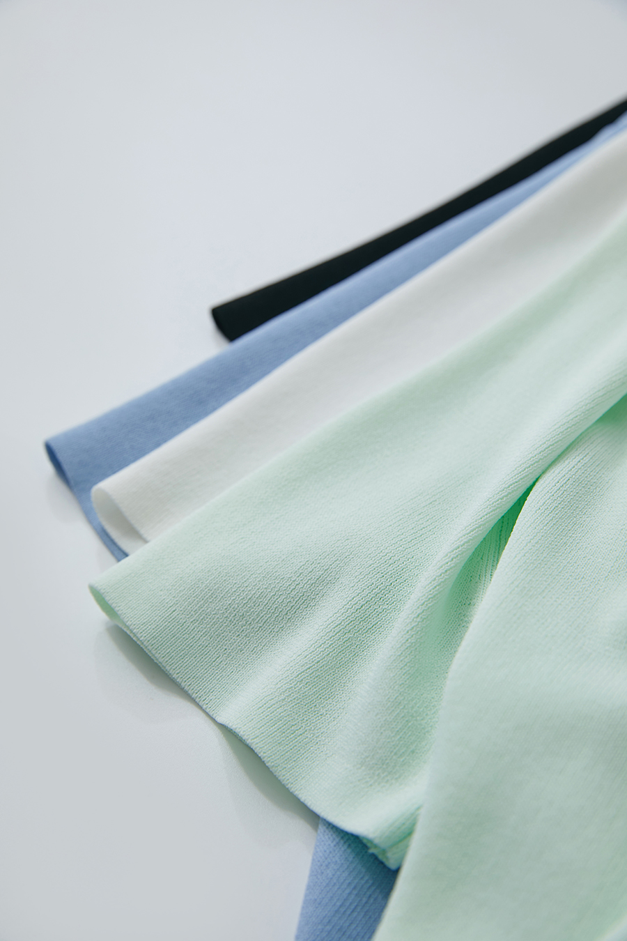 Slim Fit V-neck Knit Top