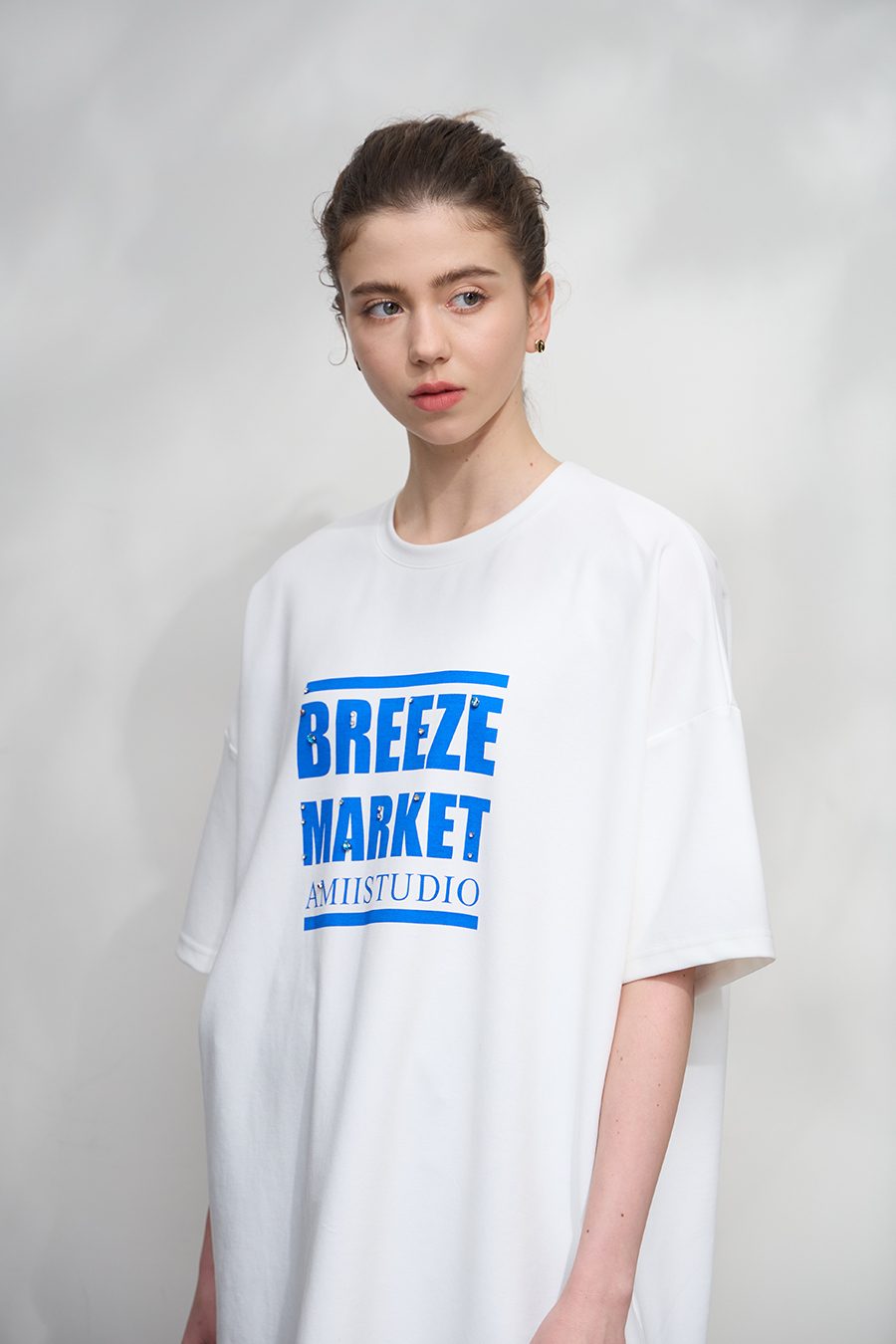 Letter printed rhinestone-studded tee|AMII