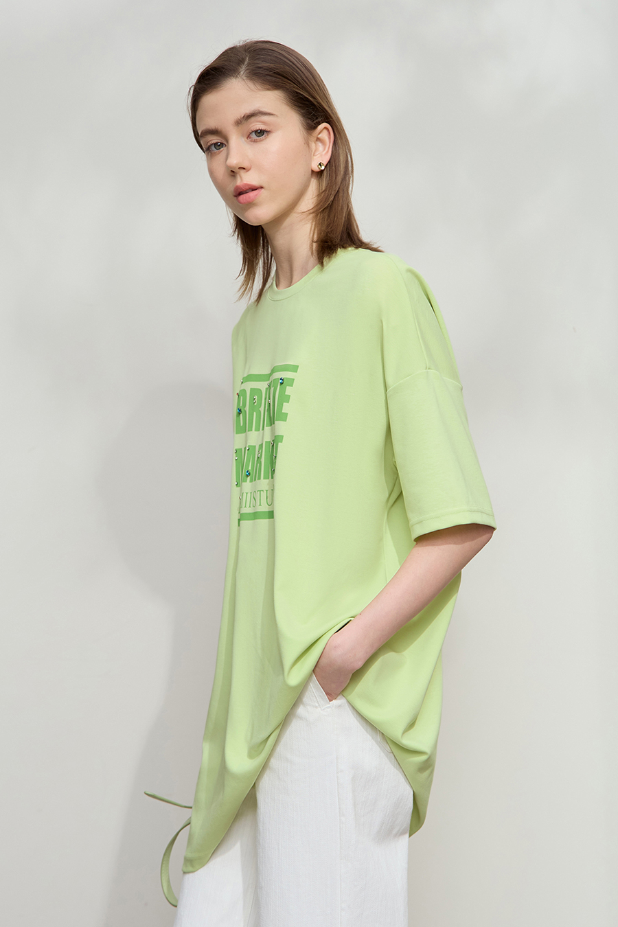 Letter printed rhinestone-studded tee|AMII