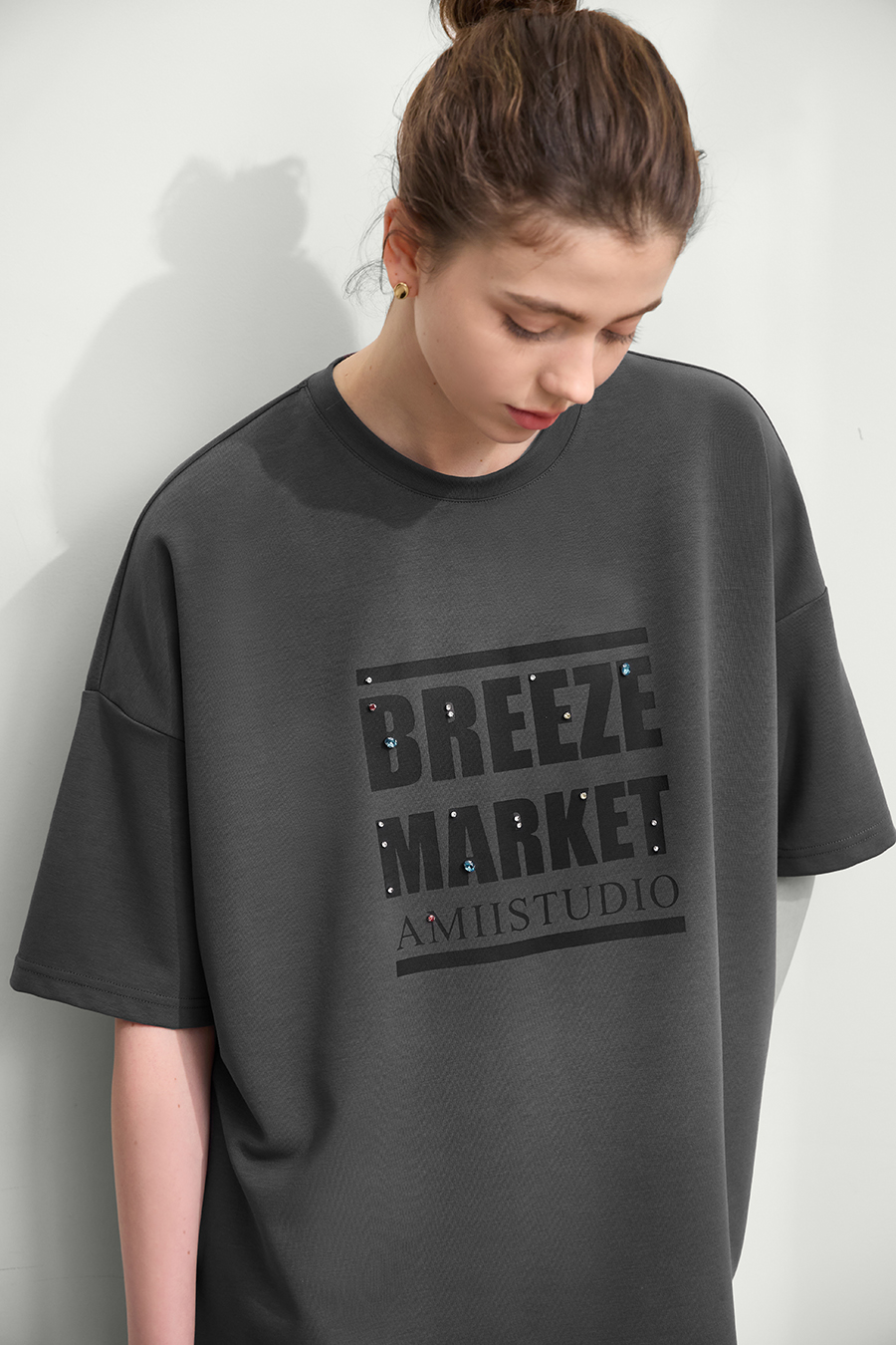 Letter printed rhinestone-studded tee|AMII
