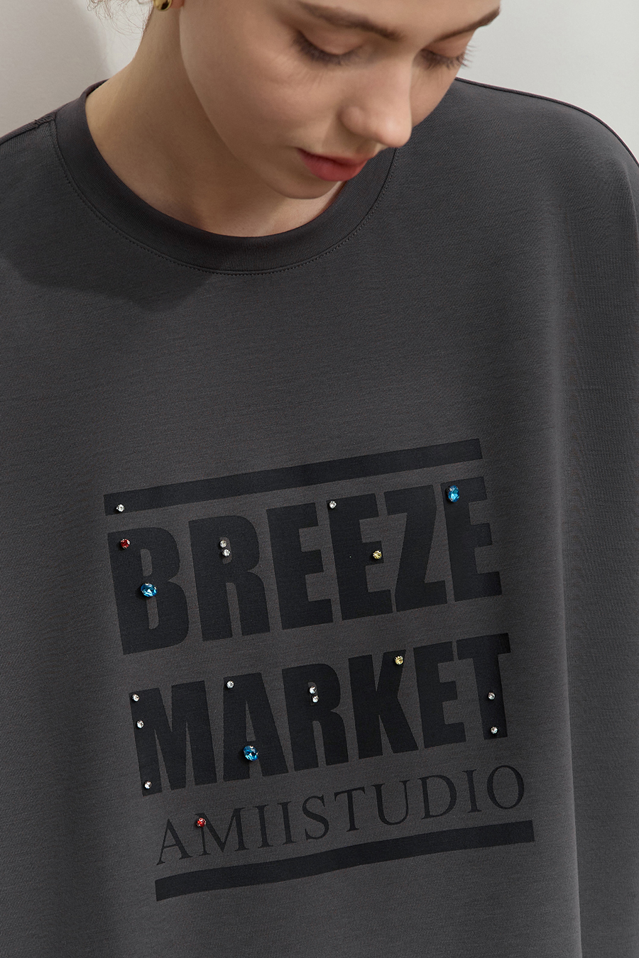 Letter printed rhinestone-studded tee|AMII