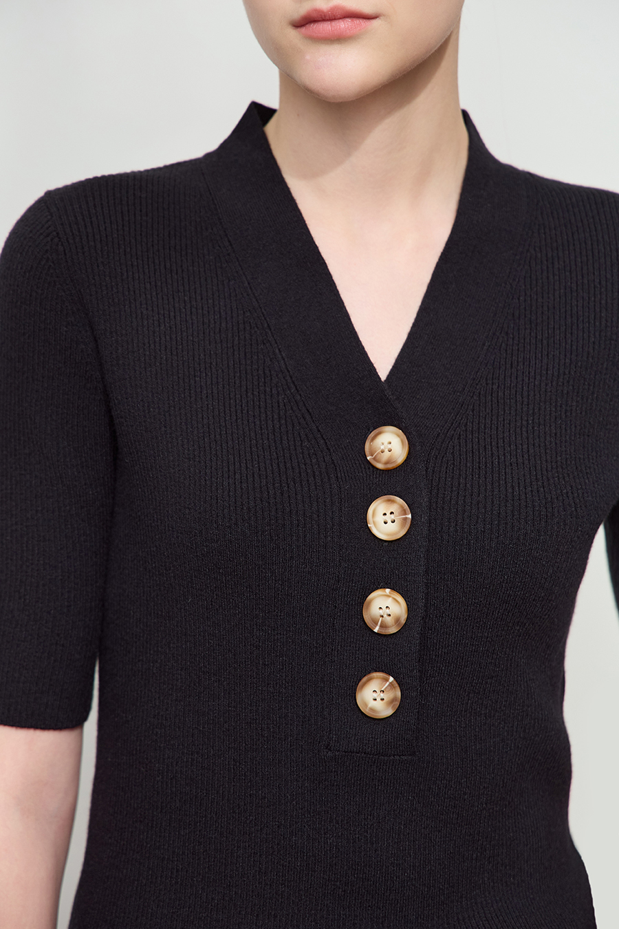 V-Neck Buttoned Knit Top|AMII-AMII.com