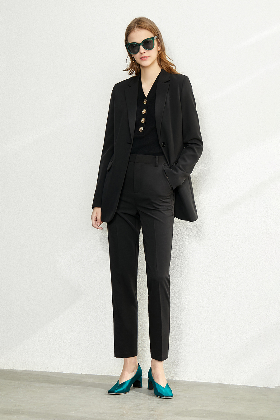 V-Neck Buttoned Knit Top|AMII-AMII.com