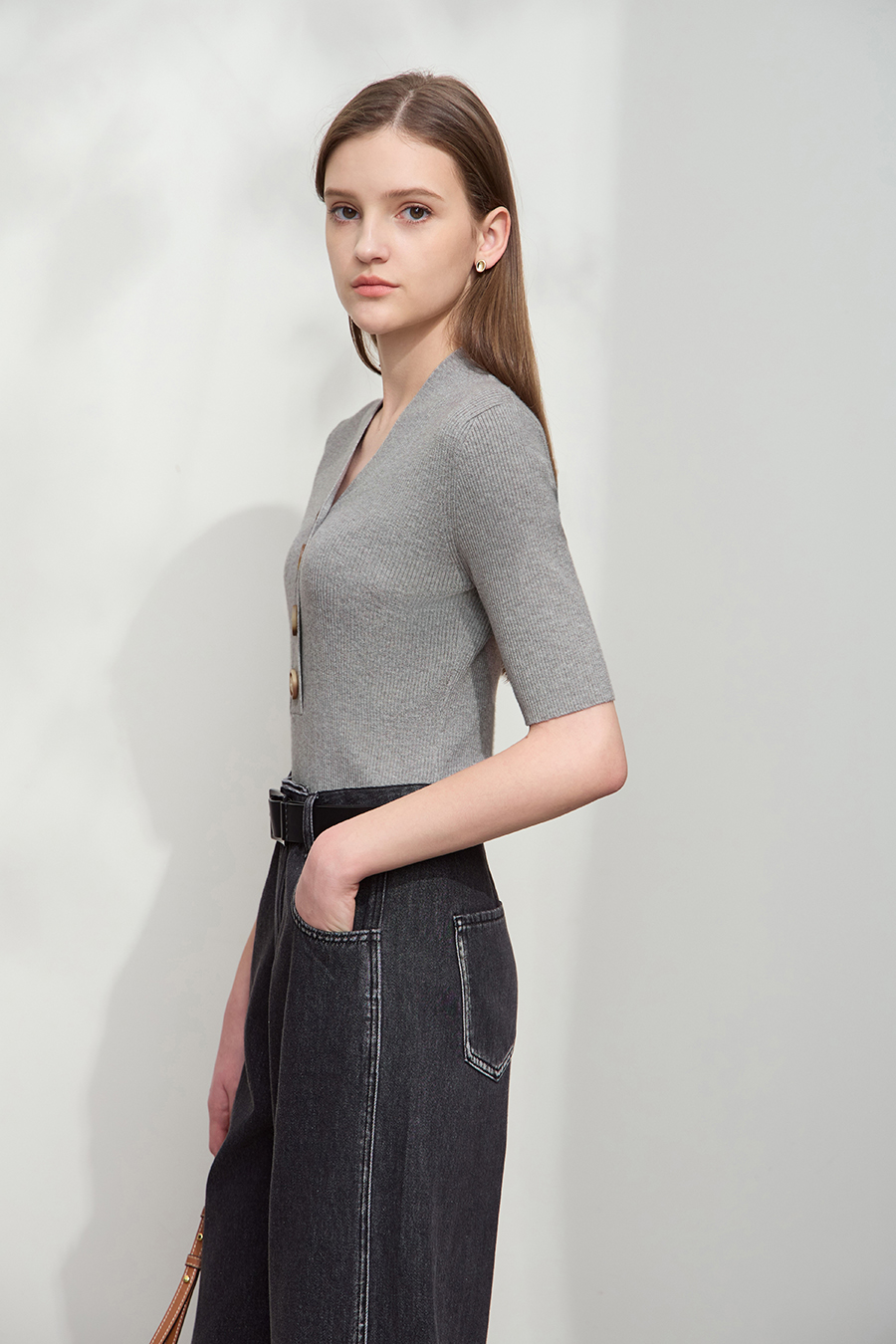 V-Neck Buttoned Knit Top|AMII-AMII.com