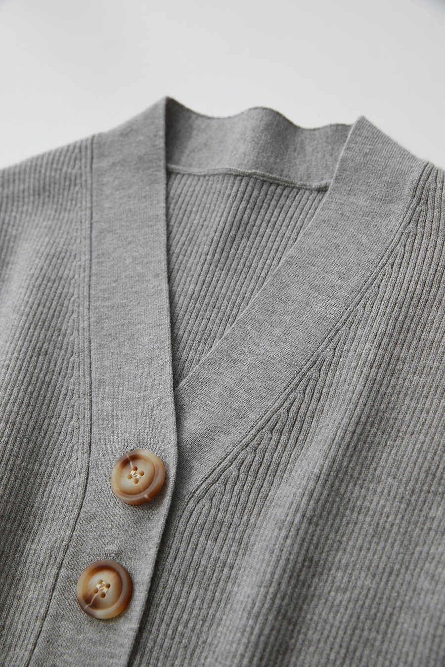 V-Neck Buttoned Knit Top|AMII-AMII.com