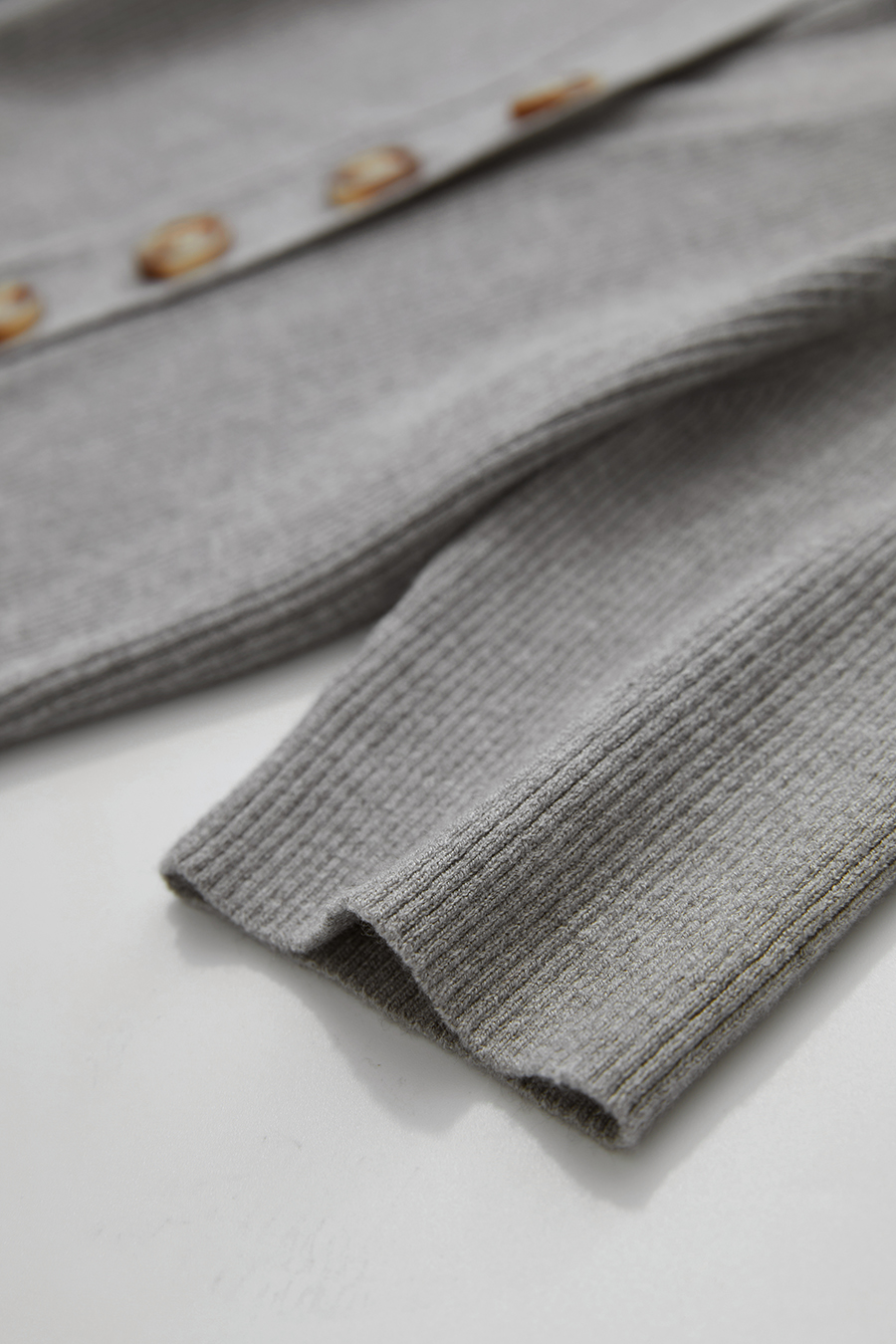 V-Neck Buttoned Knit Top|AMII-AMII.com