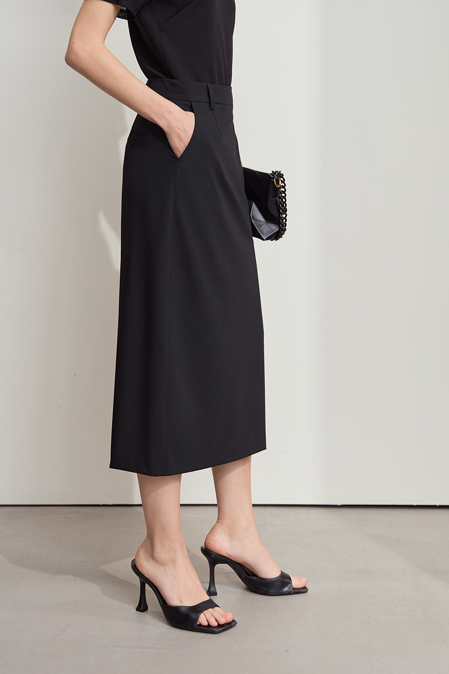 Back-slit Straight Skirt