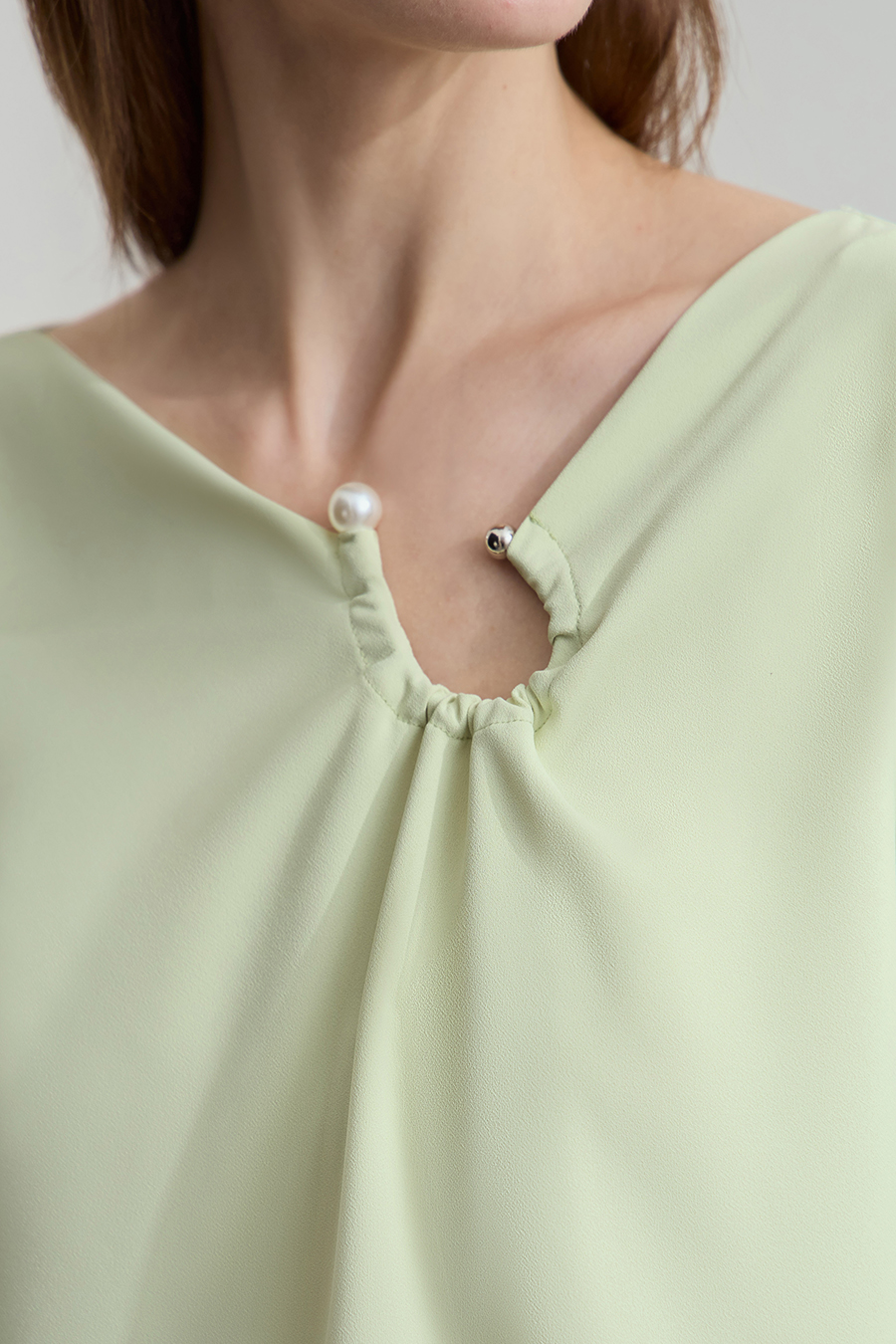 Drop-shoulder gathered chiffon blouse|AMII