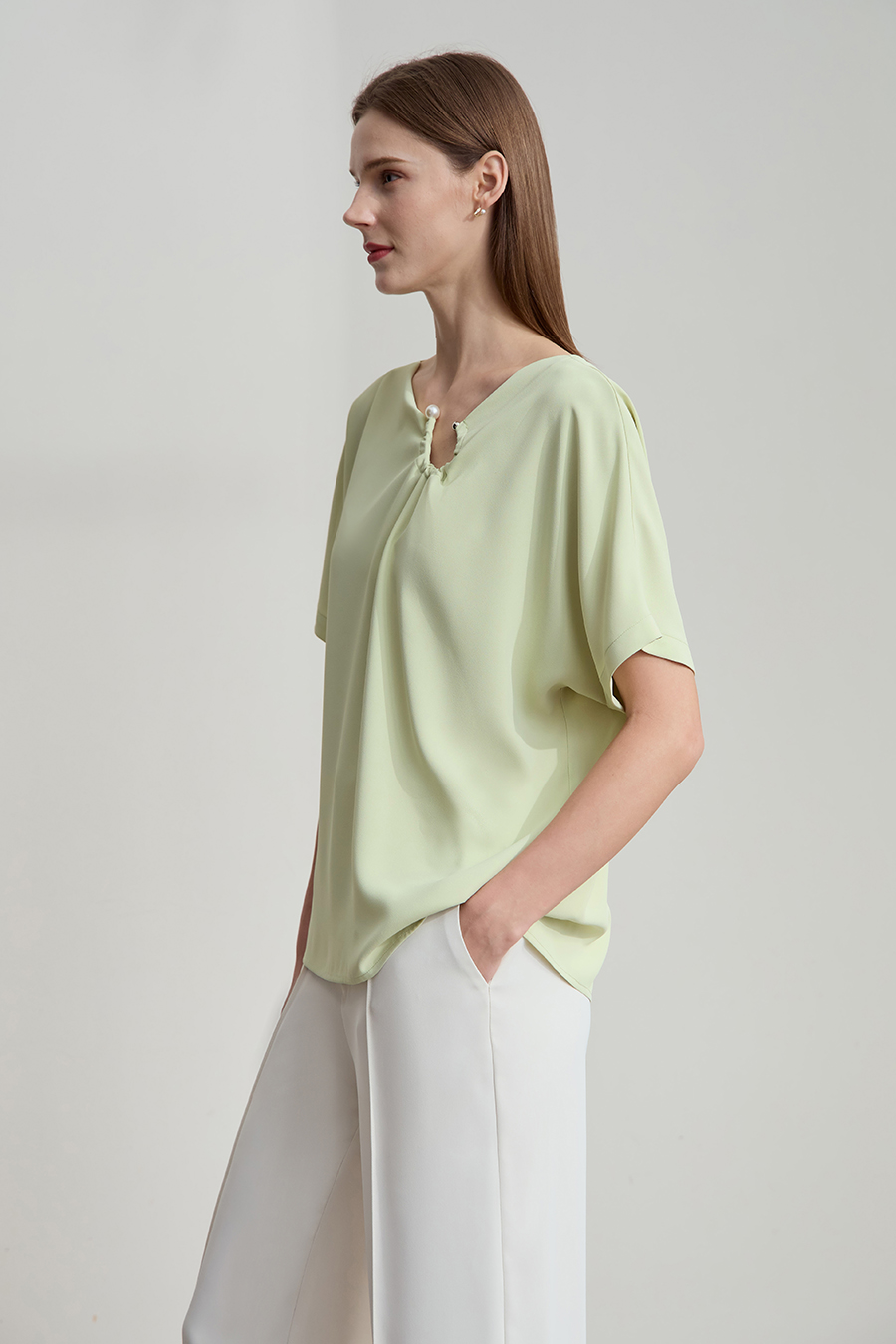 Drop-shoulder gathered chiffon blouse|AMII