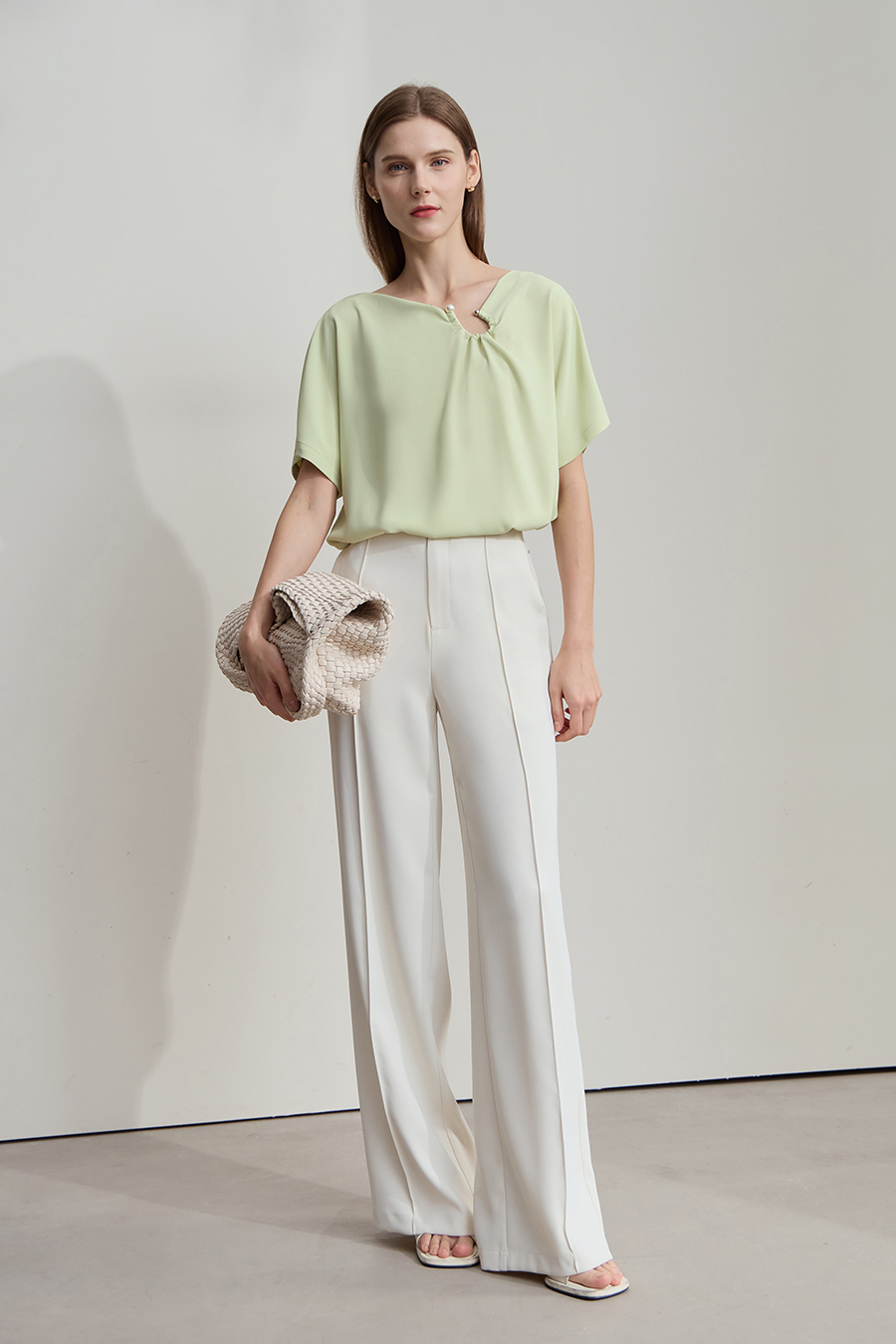 Drop-shoulder gathered chiffon blouse|AMII