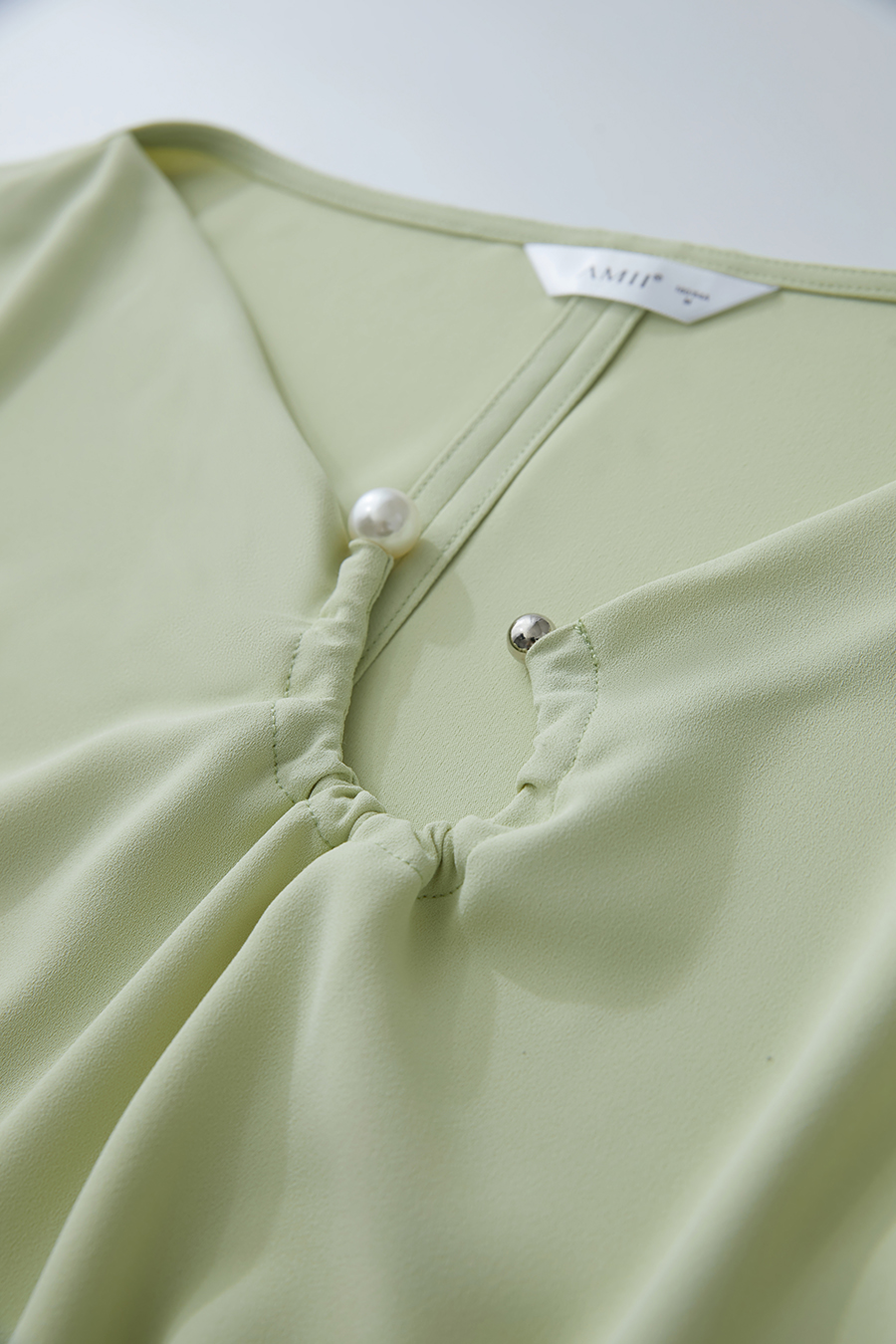 Drop-shoulder gathered chiffon blouse|AMII