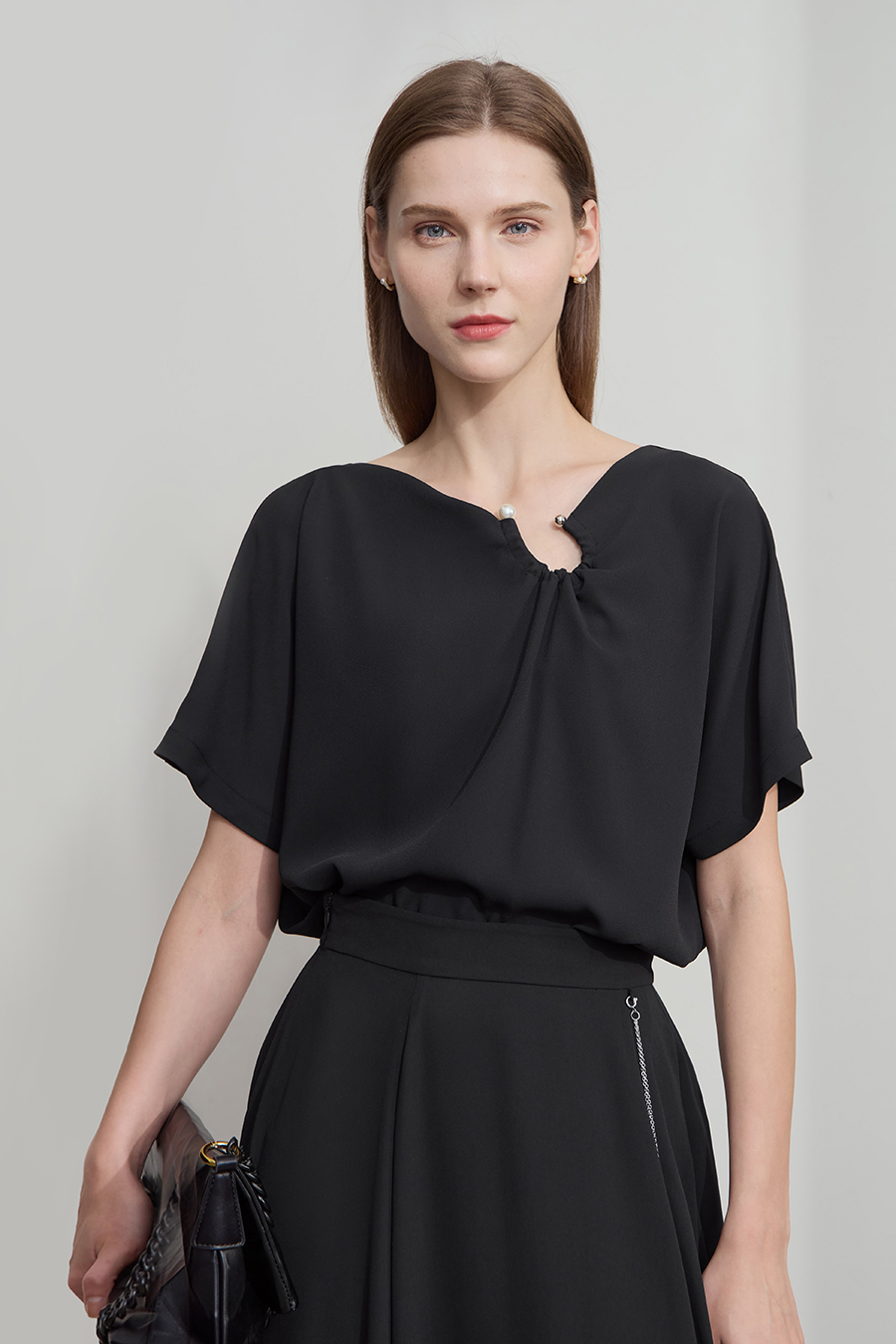 Drop-shoulder gathered chiffon blouse|AMII