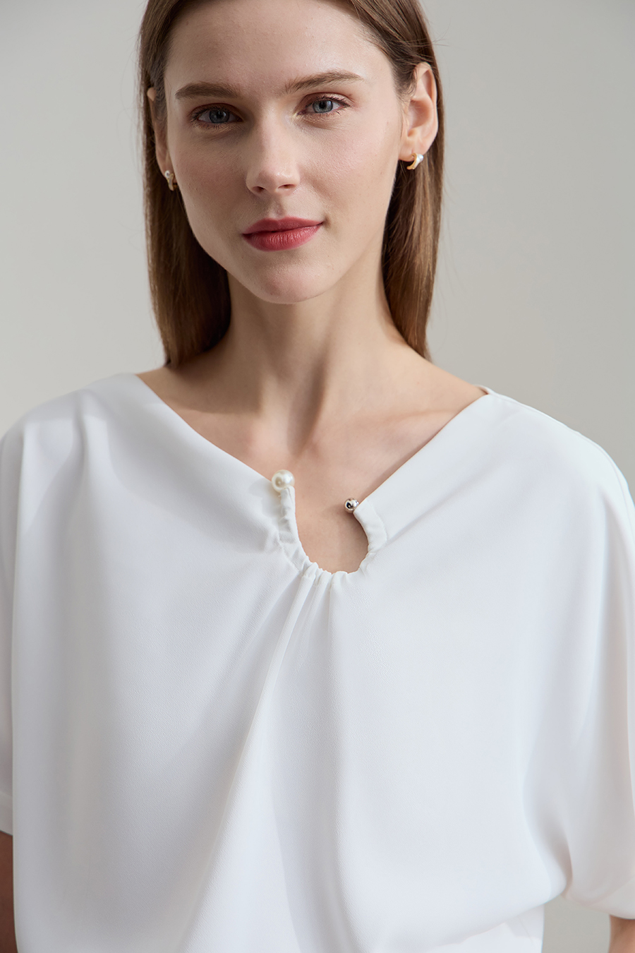 Drop-shoulder gathered chiffon blouse|AMII
