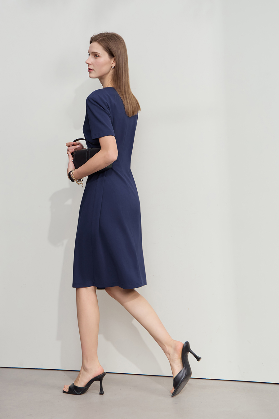 Diagonal V-neck Waist-tied Dress