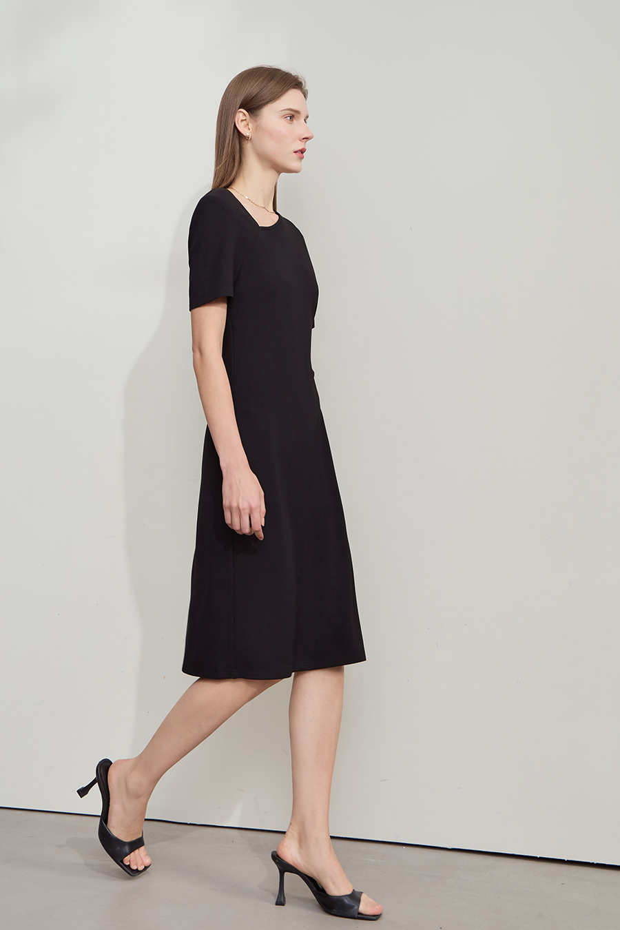 Diagonal V-neck Waist-tied Dress