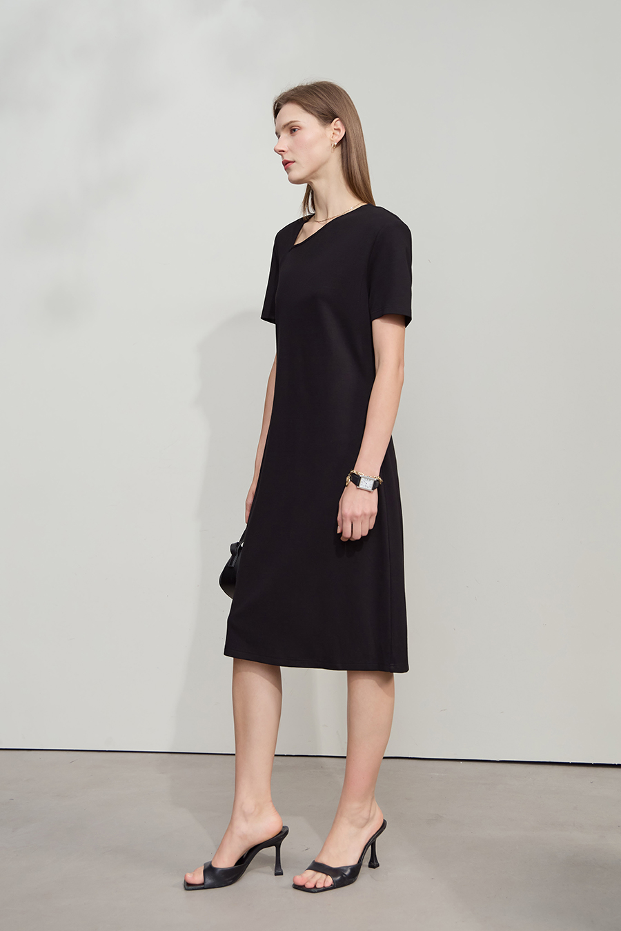 Diagonal V-neck Waist-tied Dress