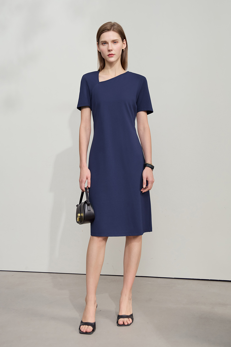 Diagonal V-neck Waist-tied Dress
