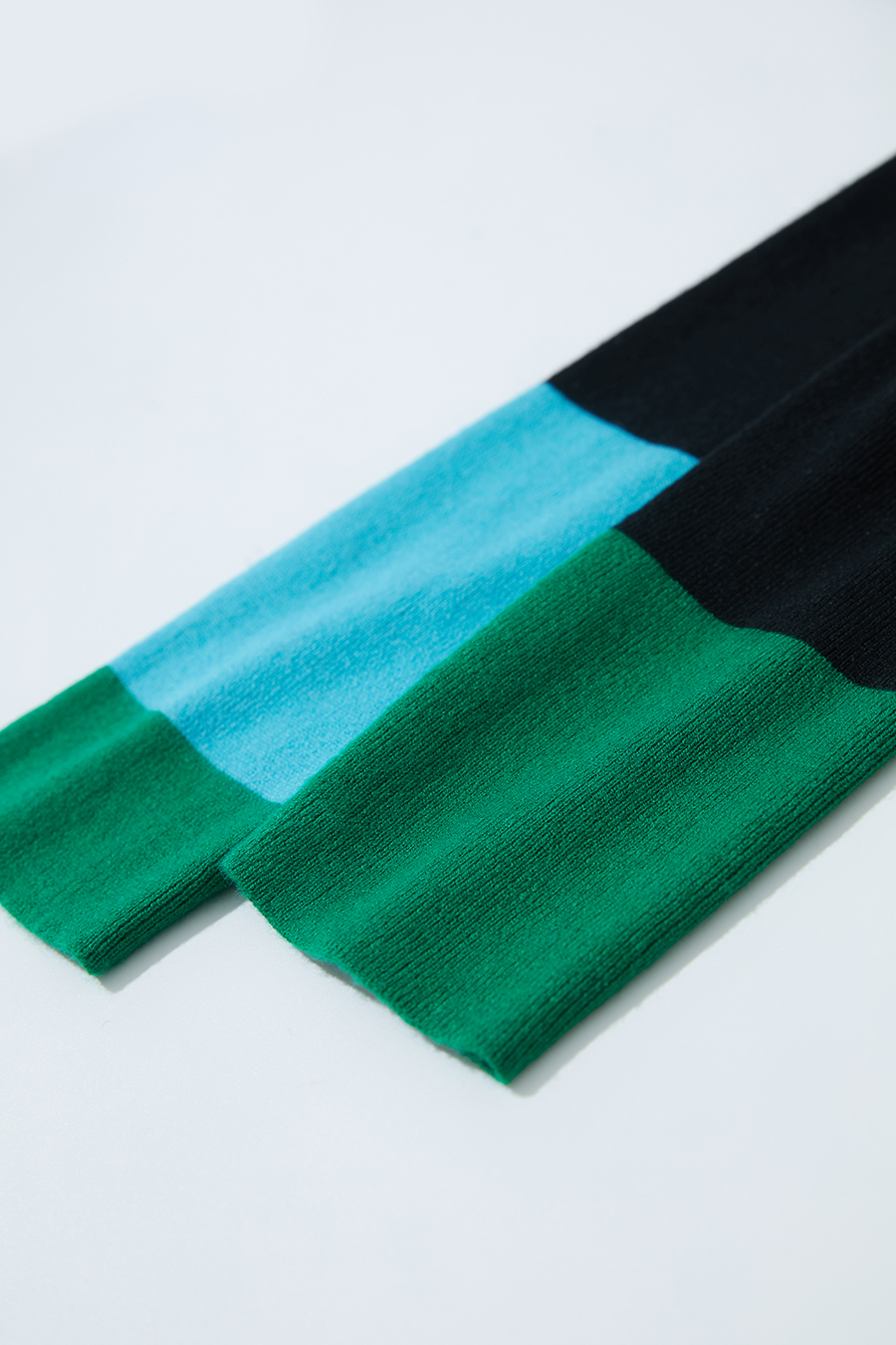 Slim Color - block Mock Neck Knitted Top|AMII-AMII.com