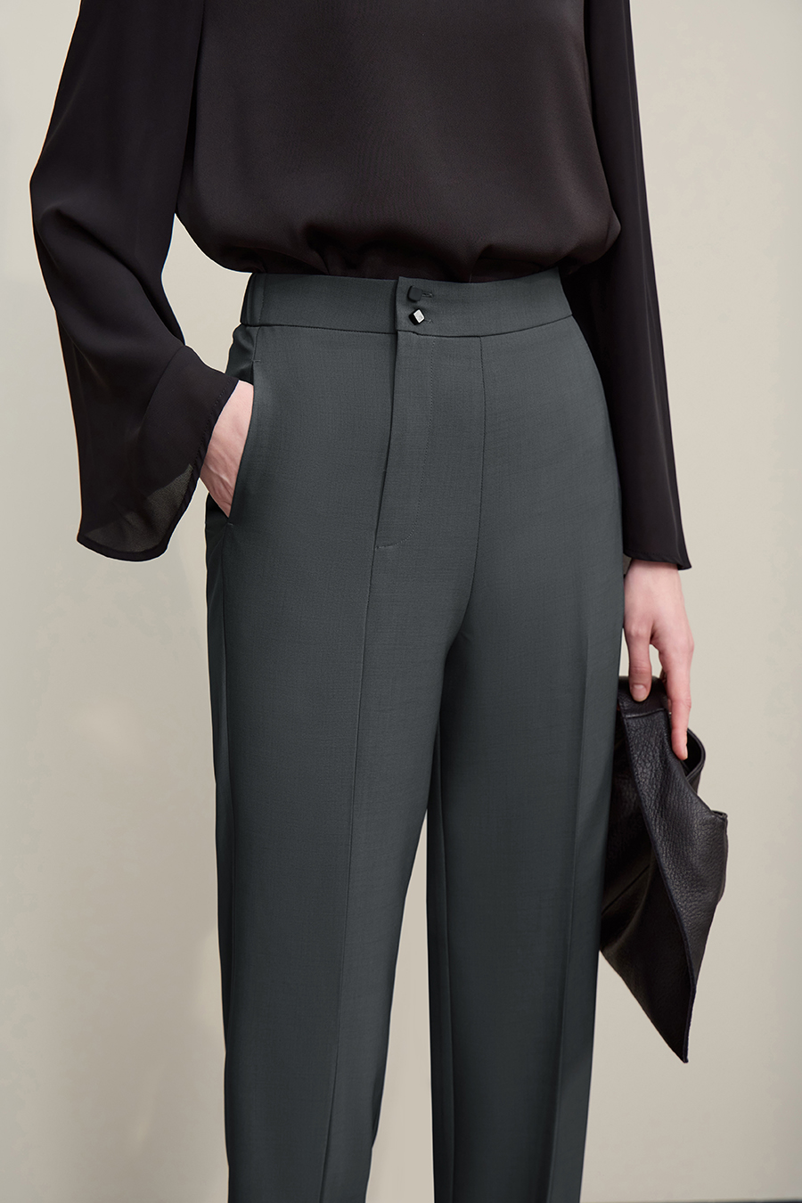 Commuter-style Tapered Casual Trousers|AMII