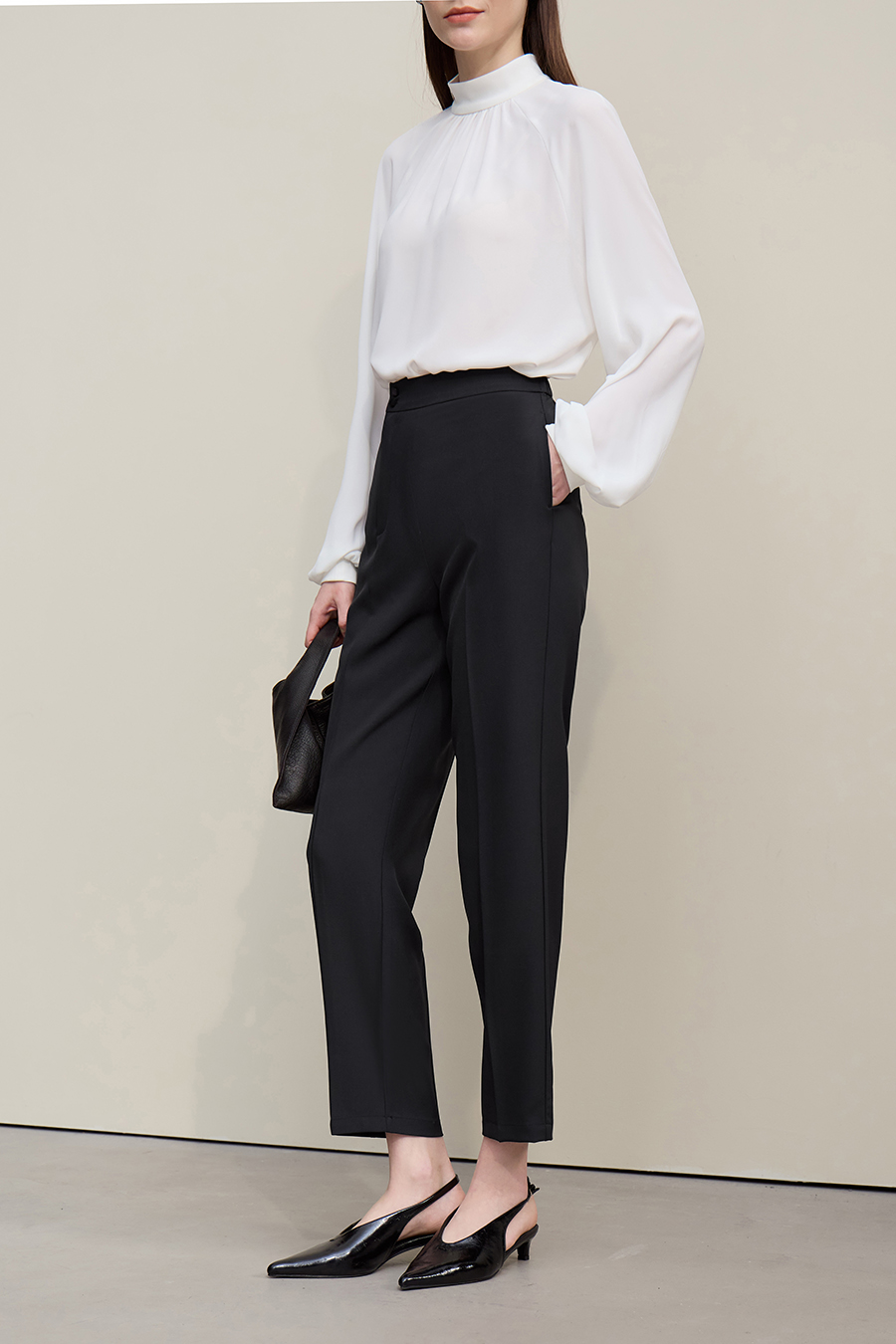 Commuter-style Tapered Casual Trousers|AMII