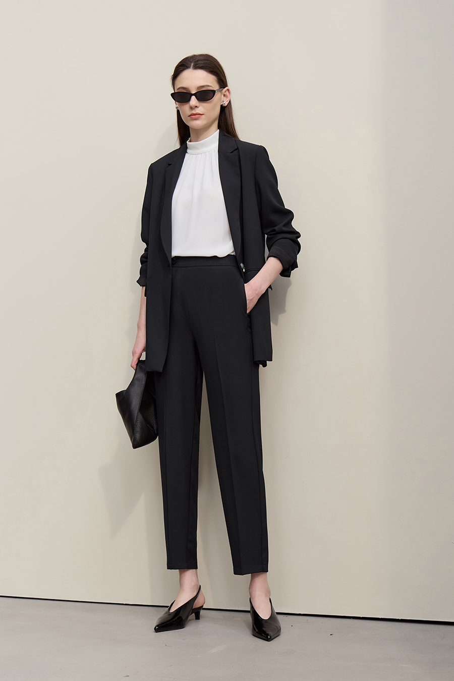Commuter-style Tapered Casual Trousers|AMII