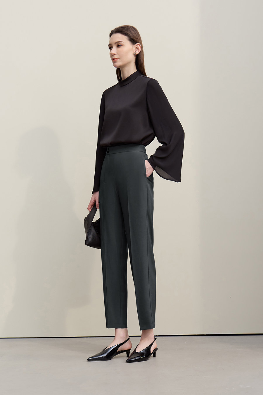 Commuter-style Tapered Casual Trousers|AMII