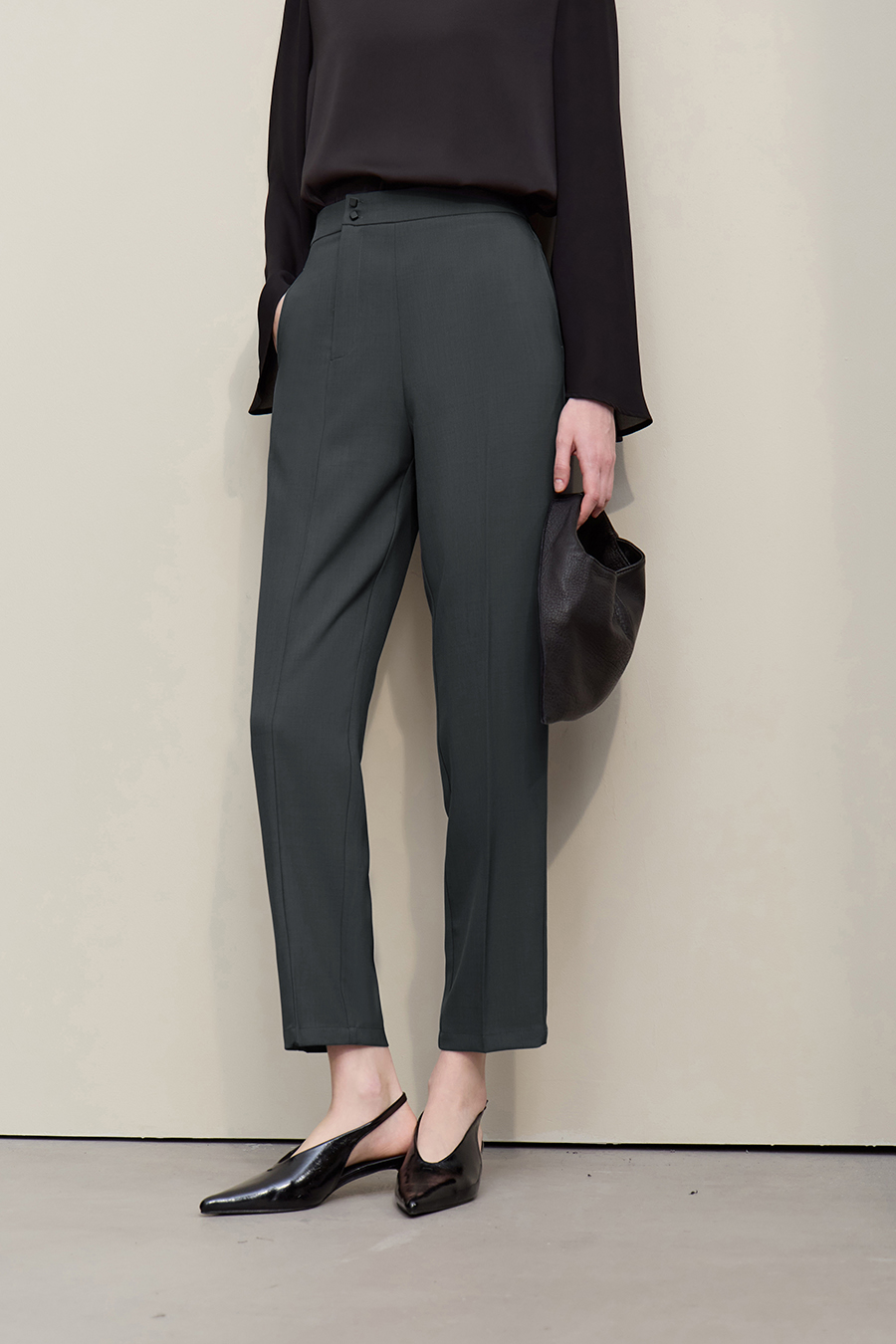 Commuter-style Tapered Casual Trousers|AMII