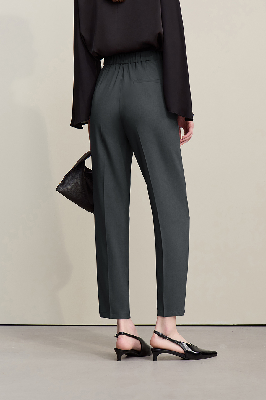 Commuter-style Tapered Casual Trousers|AMII