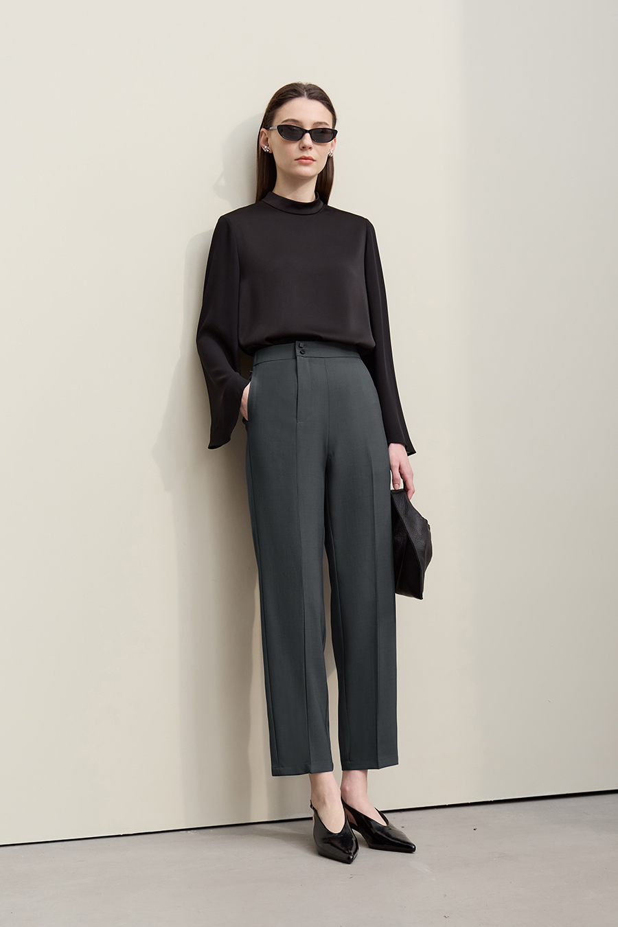 Commuter-style Tapered Casual Trousers|AMII