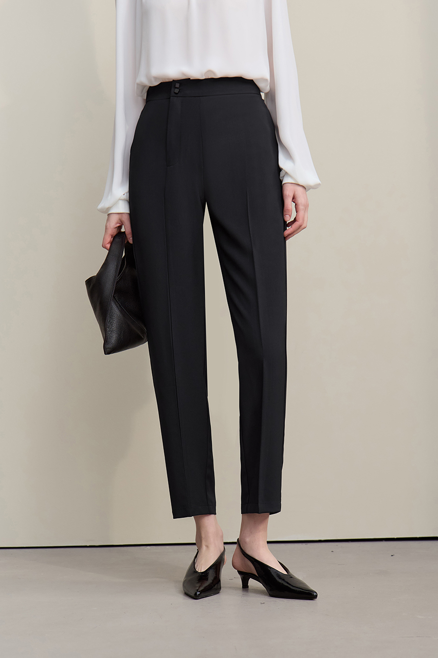 Commuter-style Tapered Casual Trousers|AMII