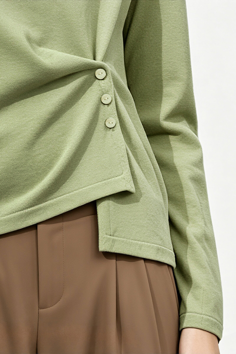 V‑neck button gathered sweater|AMII