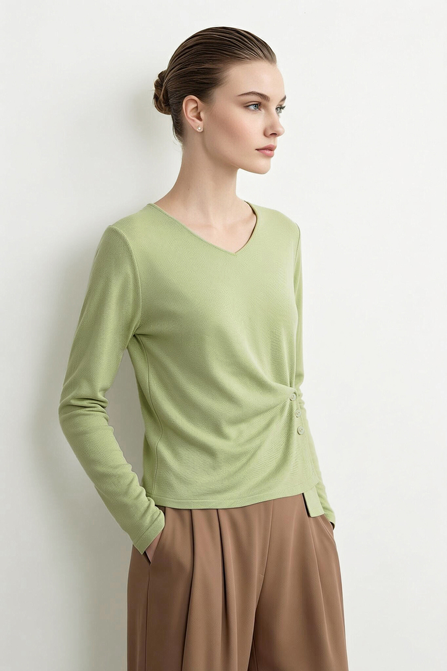 V‑neck button gathered sweater|AMII