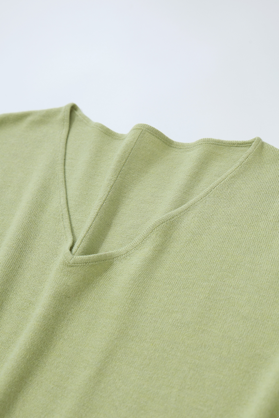 V‑neck button gathered sweater|AMII