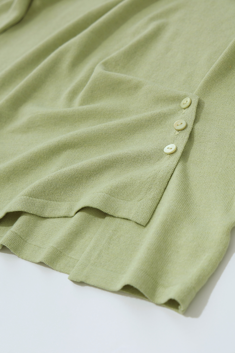 V‑neck button gathered sweater|AMII