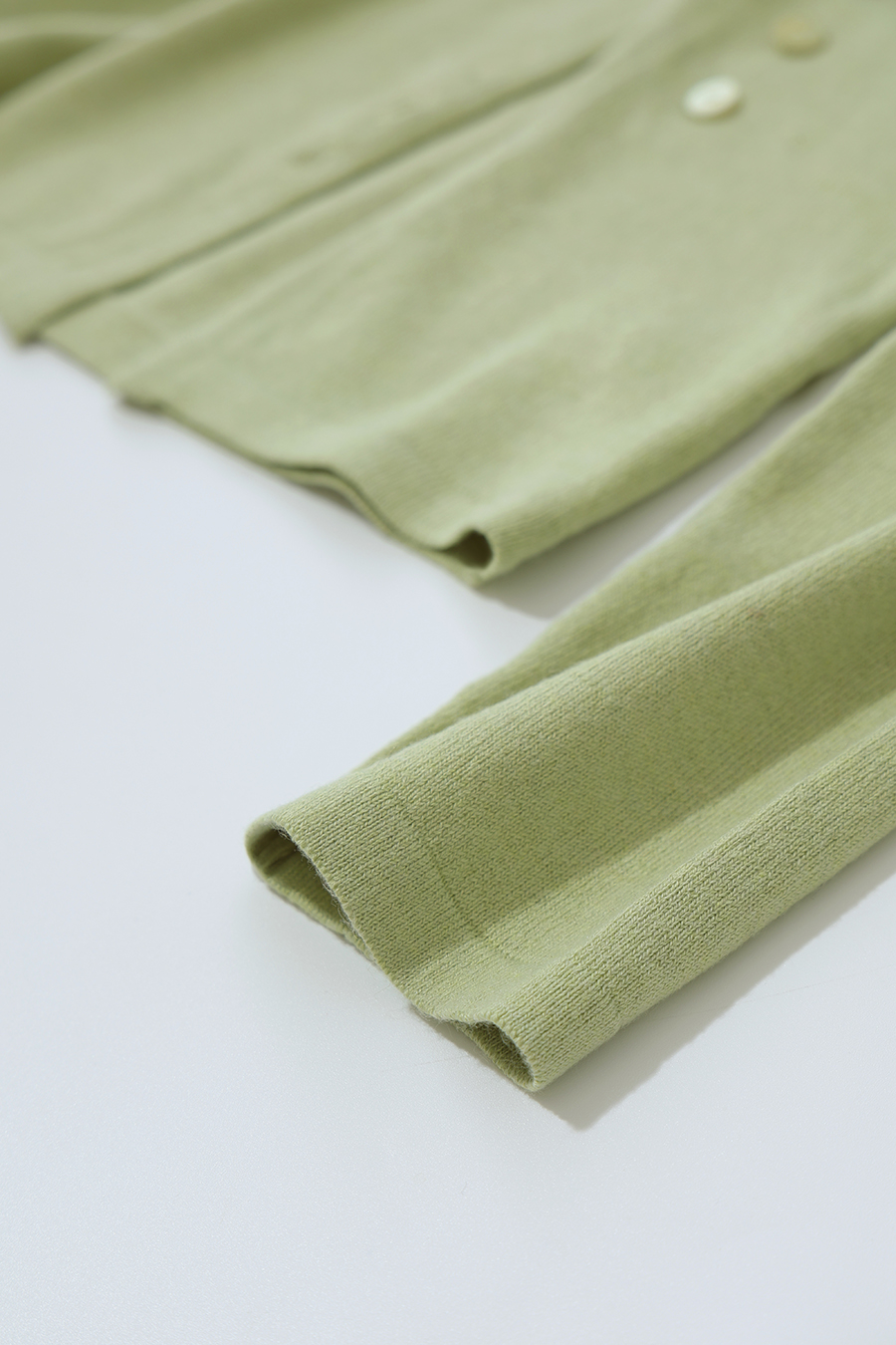 V‑neck button gathered sweater|AMII