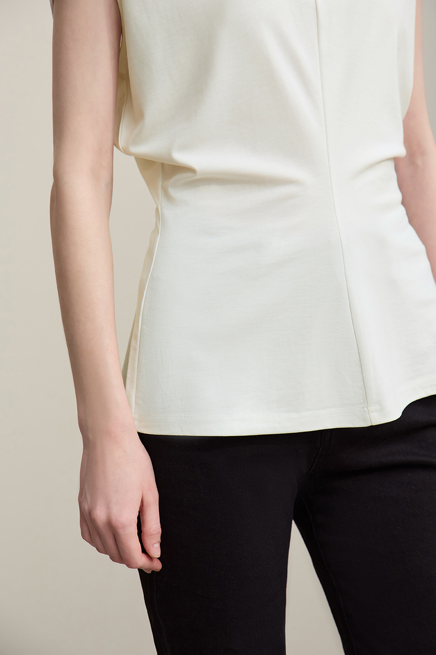 Crew Neck T-shirt with Wide Shoulders & Fitted Waist|AMII