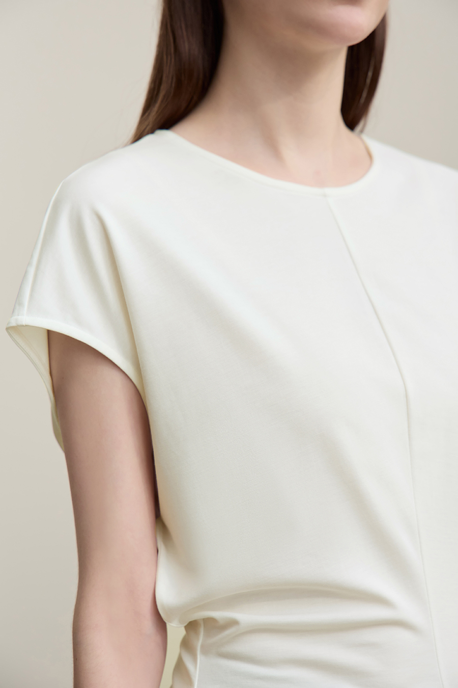 Crew Neck T-shirt with Wide Shoulders & Fitted Waist|AMII