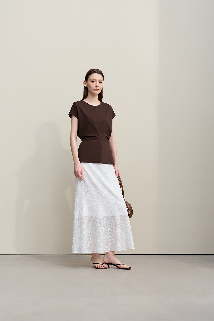 Crew Neck T-shirt with Wide Shoulders & Fitted Waist|AMII