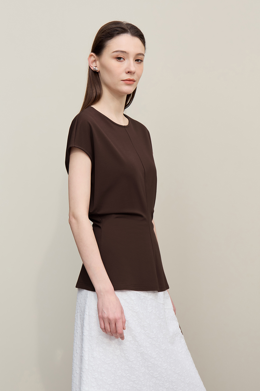 Crew Neck T-shirt with Wide Shoulders & Fitted Waist|AMII