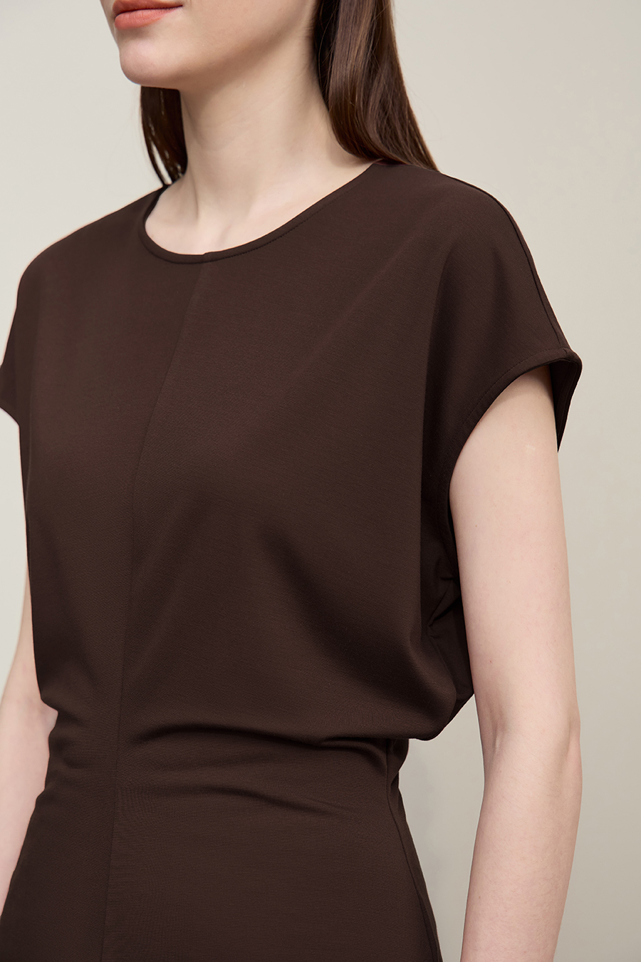 Crew Neck T-shirt with Wide Shoulders & Fitted Waist|AMII
