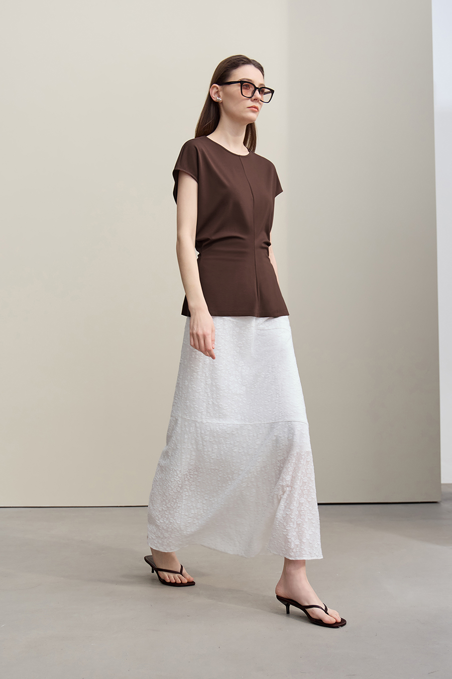 Crew Neck T-shirt with Wide Shoulders & Fitted Waist|AMII
