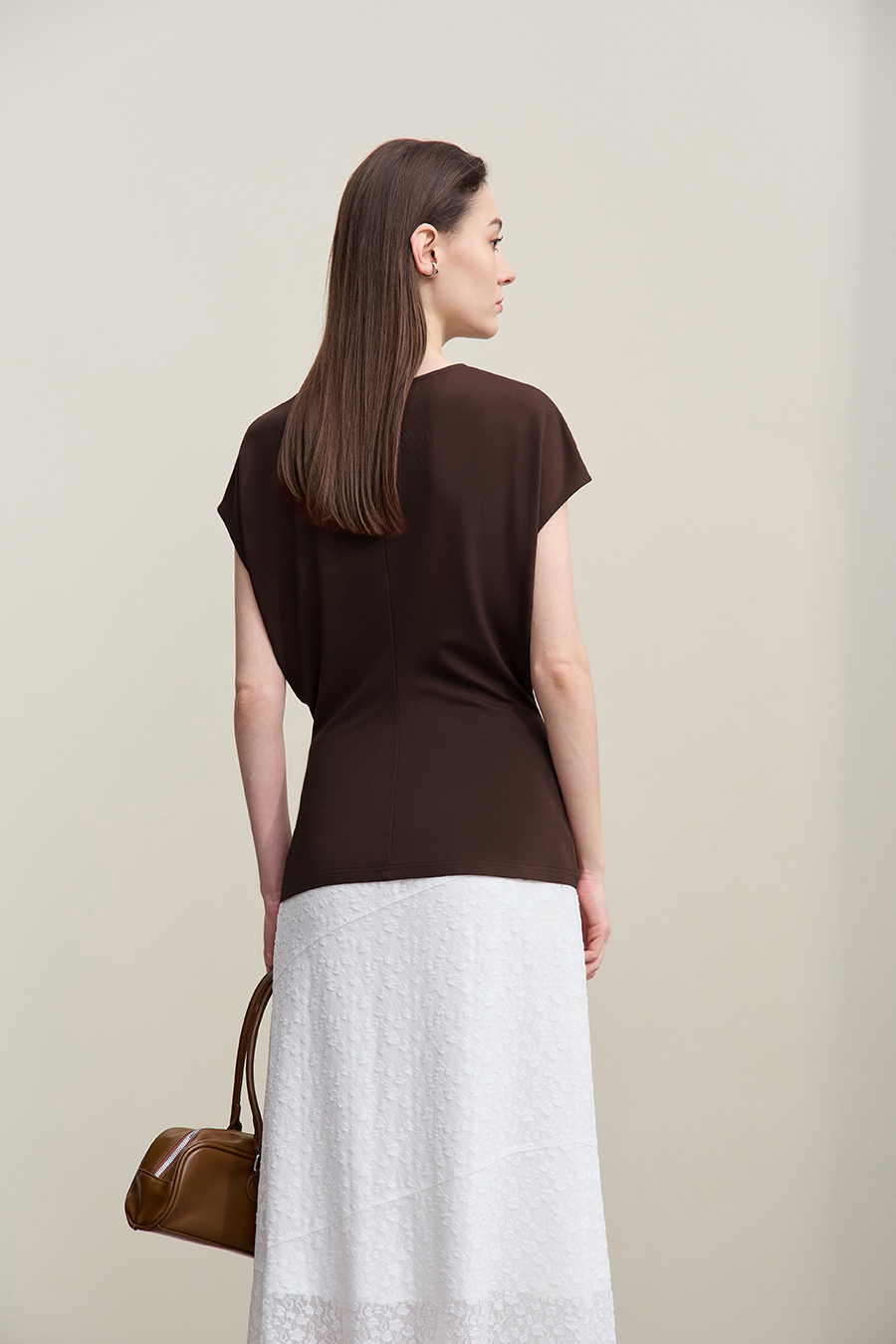 Crew Neck T-shirt with Wide Shoulders & Fitted Waist|AMII