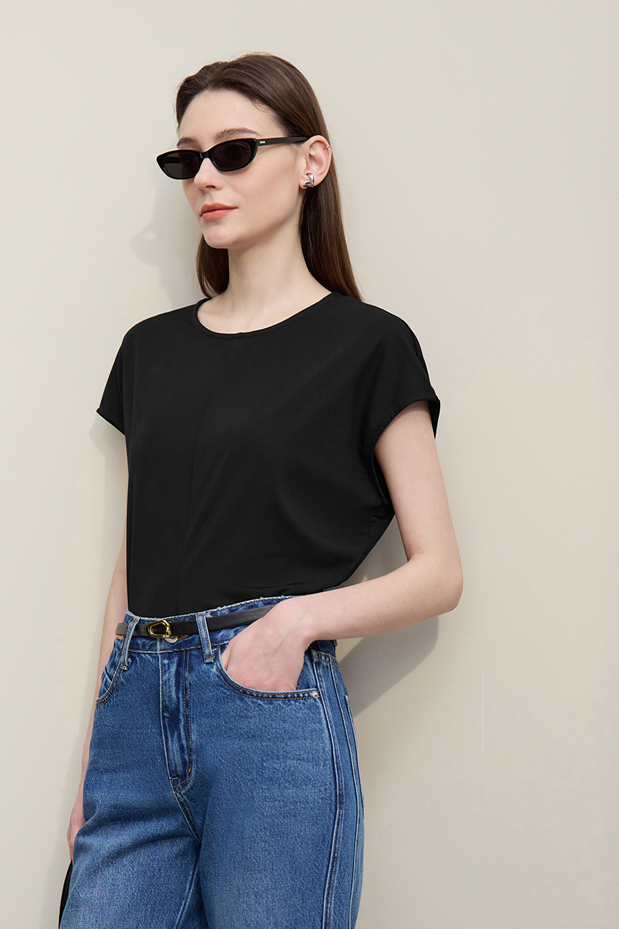 Crew Neck T-shirt with Wide Shoulders & Fitted Waist|AMII