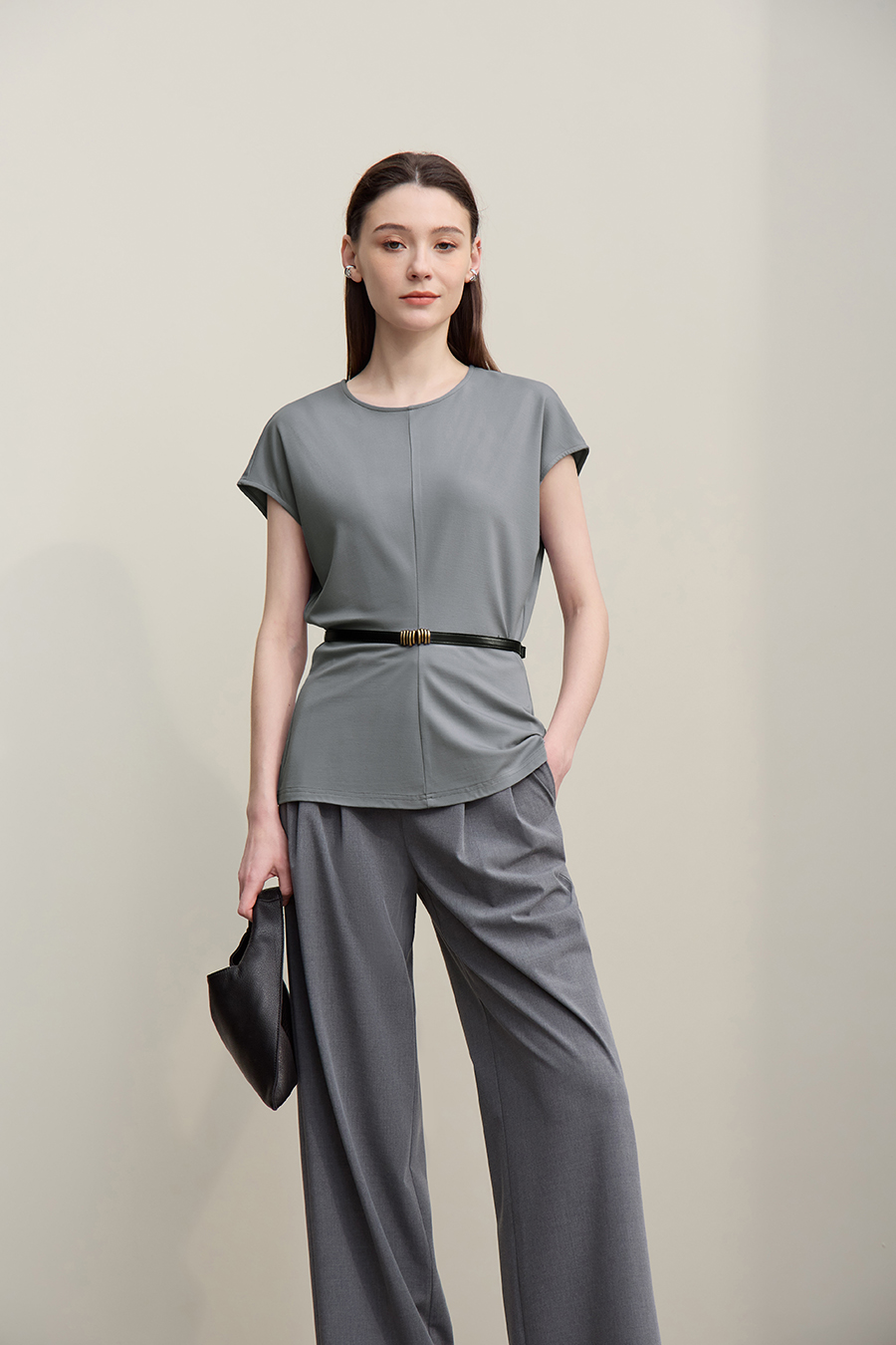 Crew Neck T-shirt with Wide Shoulders & Fitted Waist|AMII