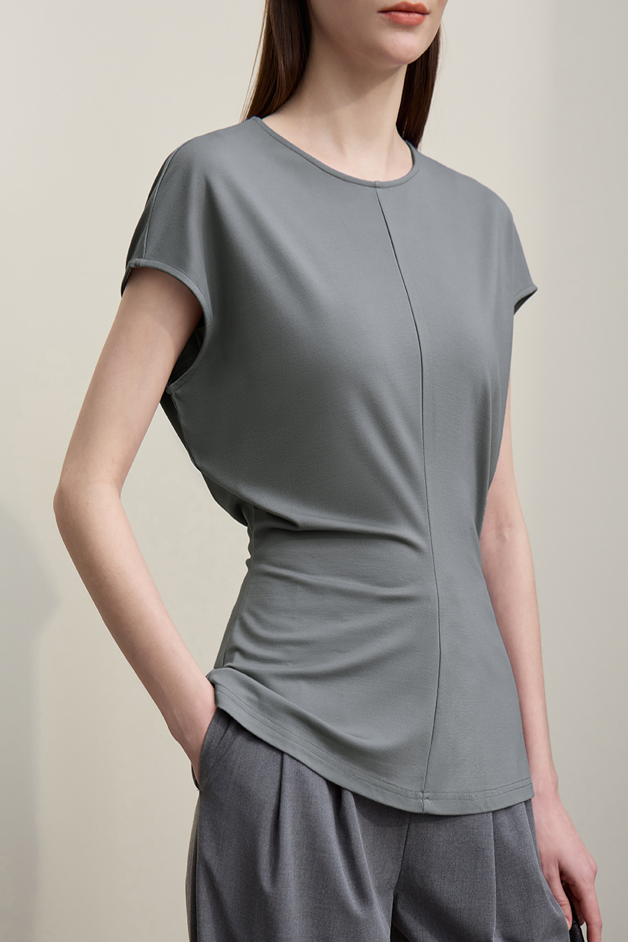 Crew Neck T-shirt with Wide Shoulders & Fitted Waist|AMII